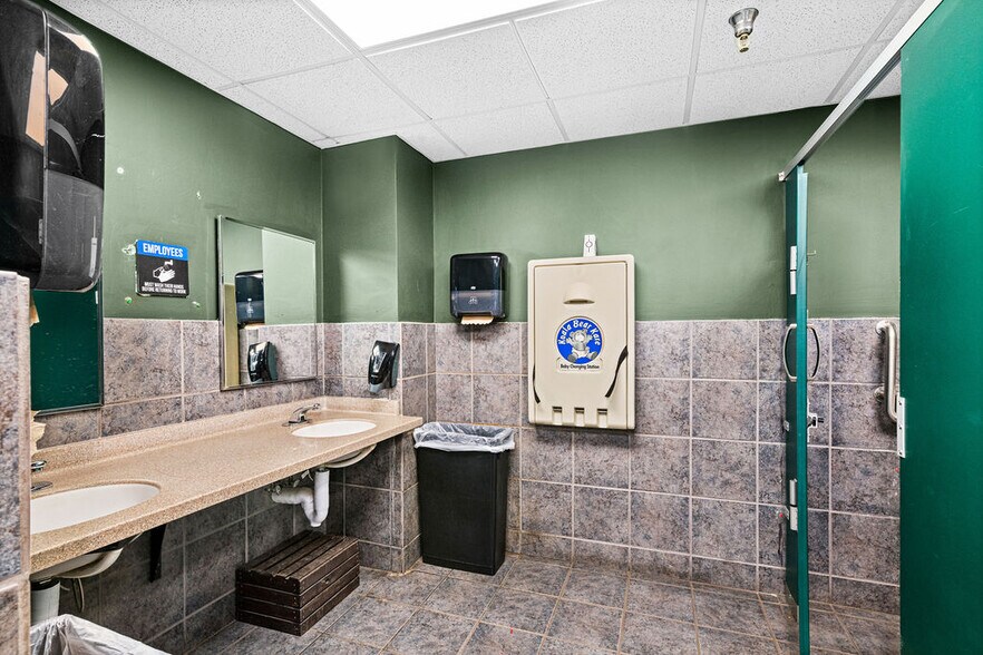 More Photos Of 325 S Lake Ave, Duluth Hotel For Lease