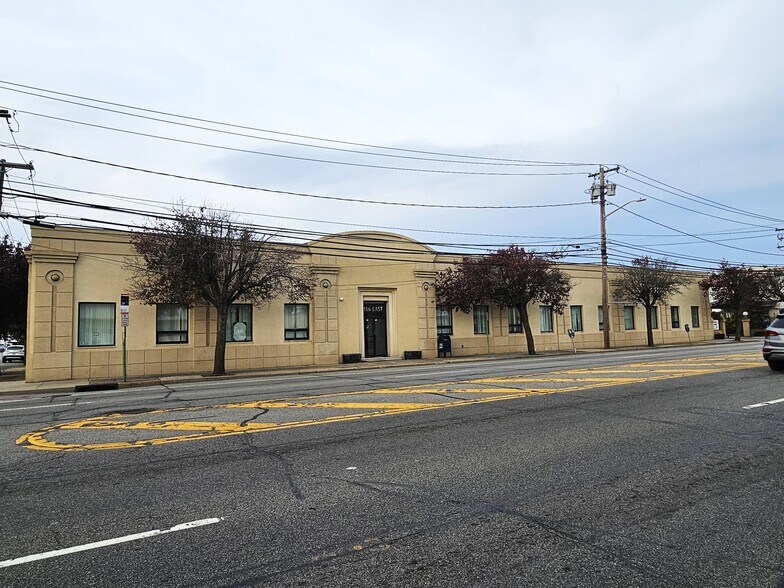 More Photos Of 166 E Jericho Tpke, Mineola Office For Lease