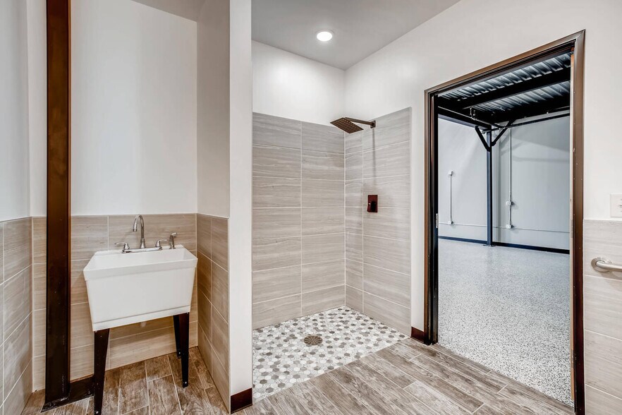 More Photos Of 7637 Fm 3009, Schertz Light Distribution For Sale