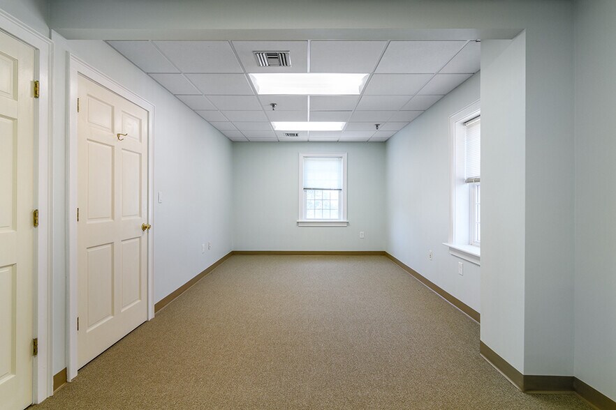 More Photos Of 400 Massasoit Ave, East Providence Medical For Sale