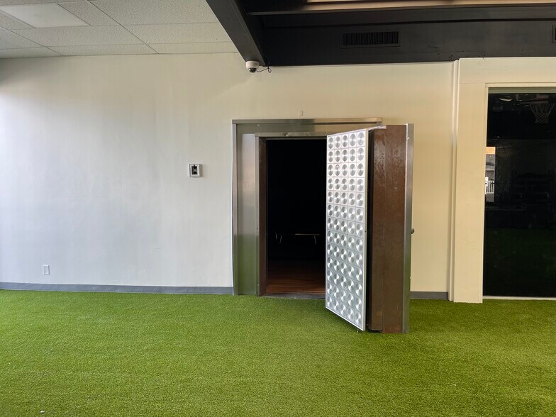 More Photos Of 875 Garnet Ave, San Diego Storefront Retail Office For Lease