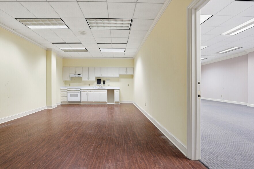 More Photos Of 201 W Main St, Laurens Medical For Lease