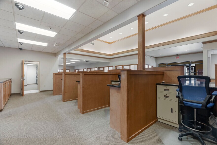 More Photos Of 7447 Riverside Pky, Tulsa Bank For Lease