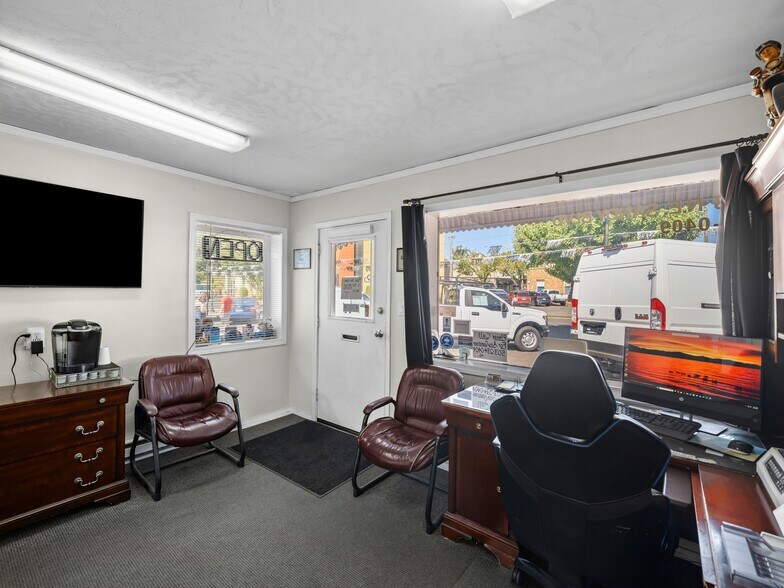More Photos Of 1840 NE Sandy Blvd, Portland Auto Dealership For Sale