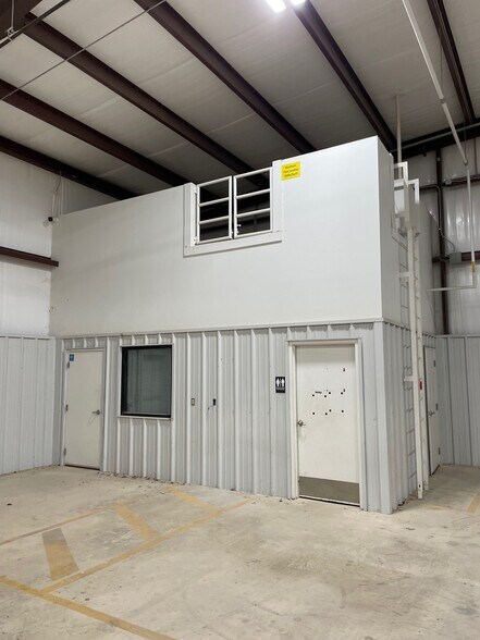 More Photos Of 586 County Road 429, Pleasanton Industrial For Sale