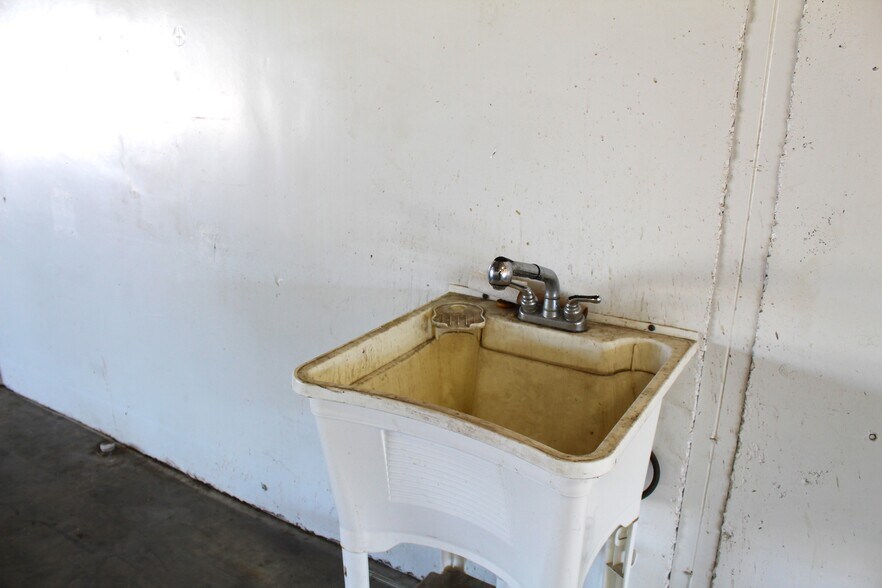 More Photos Of 1808 Barnett Dr, Weatherford Warehouse For Lease