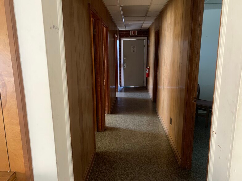 More Photos Of 1321 US Hwy 41 N, Calhoun Office For Lease