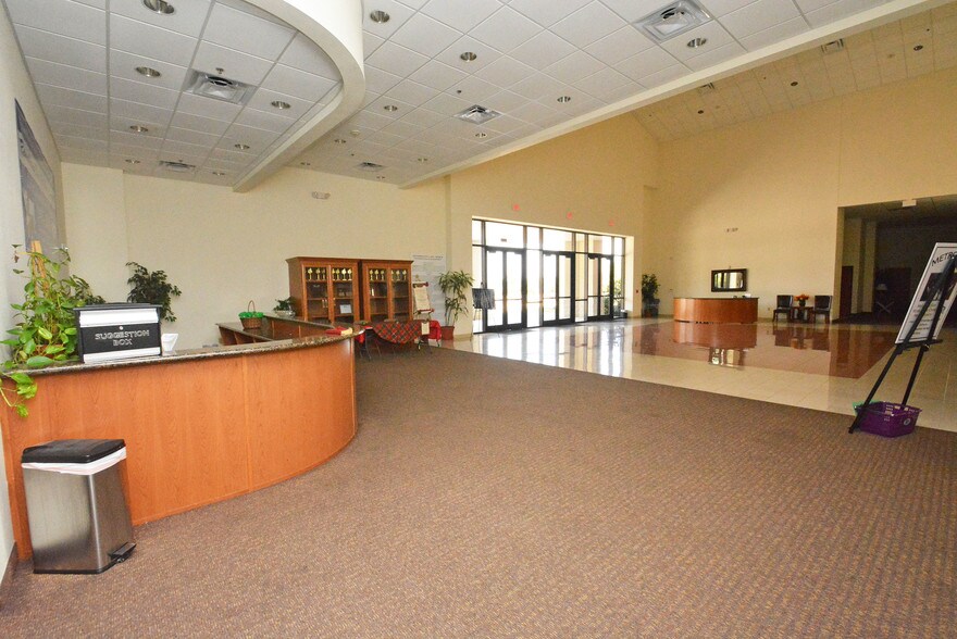 More Photos Of 8955 South Fwy, Houston Schools For Lease