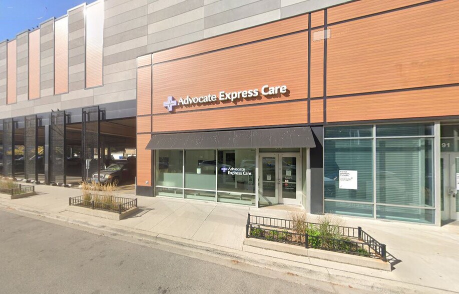 Primary Photo Of 918 W Montrose Ave, Chicago Freestanding For Lease