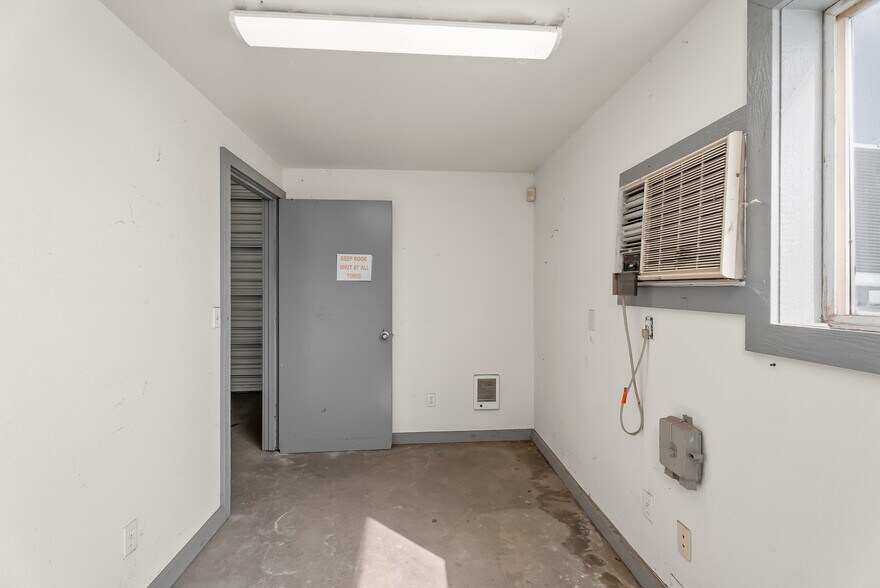 More Photos Of 180 Weyerhaeuser Dr N, Roseburg Warehouse For Sale