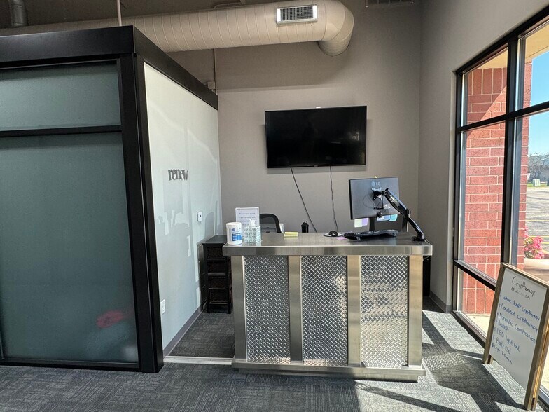 More Photos Of 3525 E Calumet St, Appleton Storefront For Lease