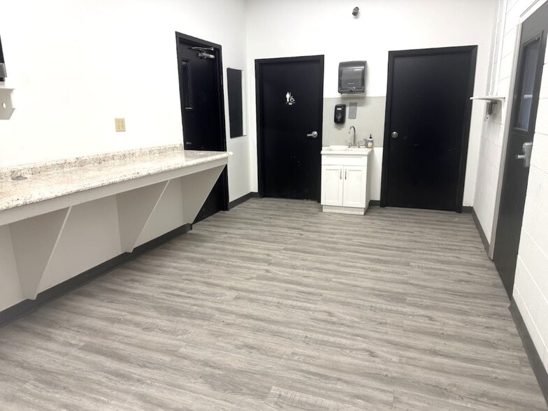 More Photos Of 1015 W Woodside St, Mcpherson Industrial For Sale