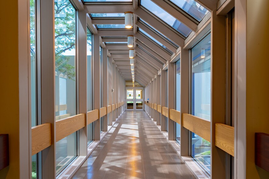 More Photos Of 755 W Big Beaver Rd, Troy Office For Lease