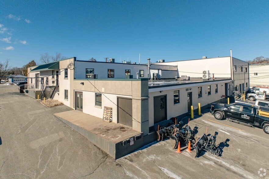 More Photos Of 10-22 Henshaw St, Woburn Warehouse For Lease