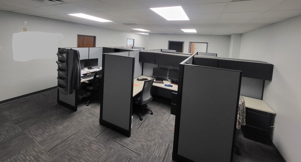 More Photos Of 8465 Keystone Crossing, Indianapolis Office Residential For Lease