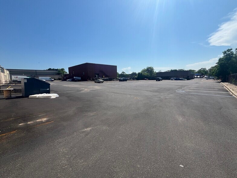 More Photos Of 1930-1940 New Hwy, Farmingdale Warehouse For Sale