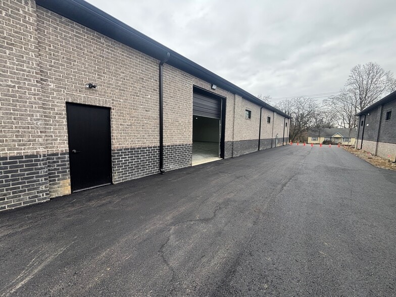 More Photos Of 136 Shivel Dr, Hendersonville Flex For Sale