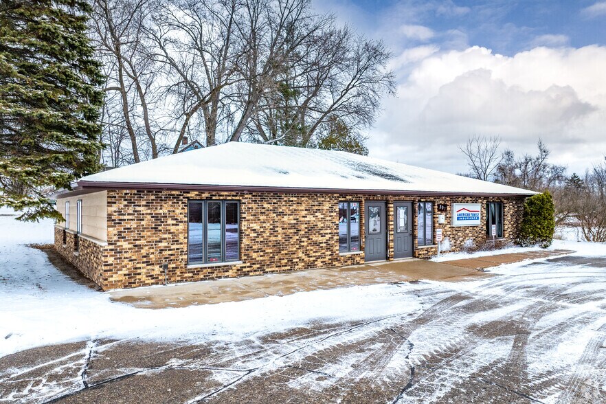 More Photos Of 200-202 S Cherry St, Wittenberg Medical For Sale