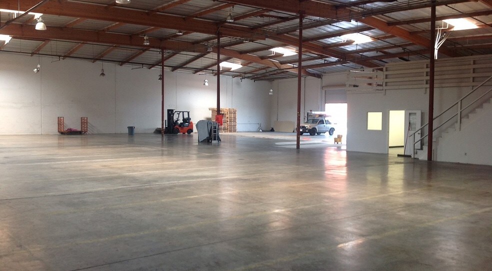 More Photos Of 106 W Gardena Blvd, Carson Warehouse For Lease