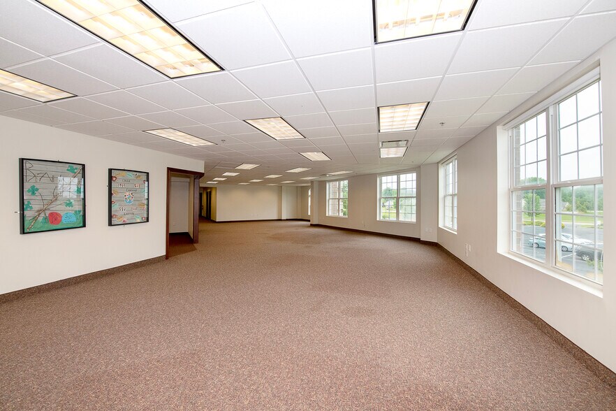 More Photos Of 387 Golfview Ln, Highland Heights Office For Sale