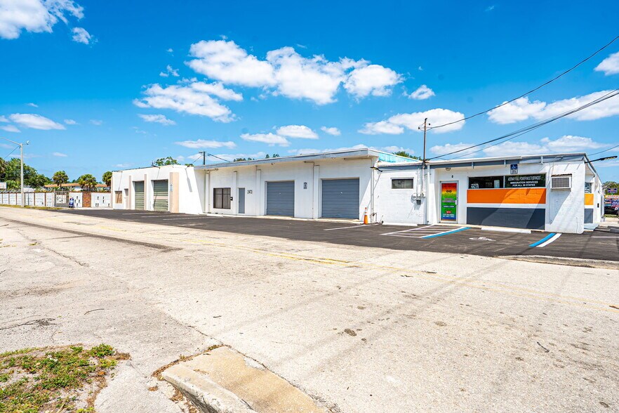 More Photos Of 2280-2290 Fowler St, Fort Myers Freestanding For Sale