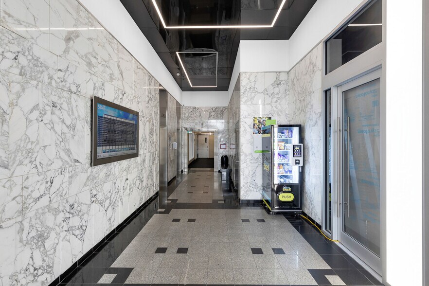 Primary Photo Of 5843-5847 Ch De La Côte-Des-Neiges, Montréal Medical For Lease