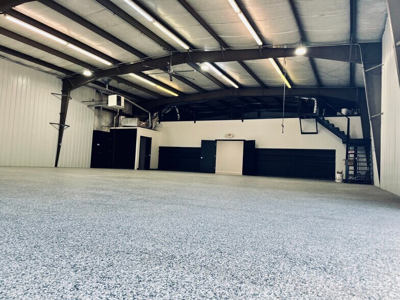 More Photos Of 517 N Lake Ave, Twin Lakes Showroom For Lease