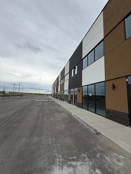 More Photos Of 10680 36 St NE, Calgary Distribution For Lease