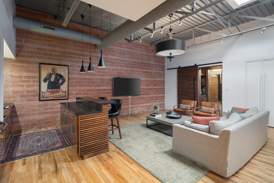 More Photos Of 127 Pittsburg St, Dallas Loft Creative Space For Lease