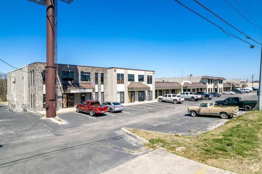 More Photos Of 10201-10237 N IH 35, San Antonio Showroom For Lease