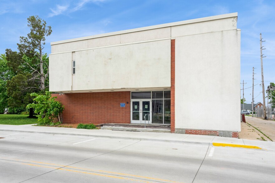 More Photos Of 202-210 W State St, Marshalltown Office For Sale