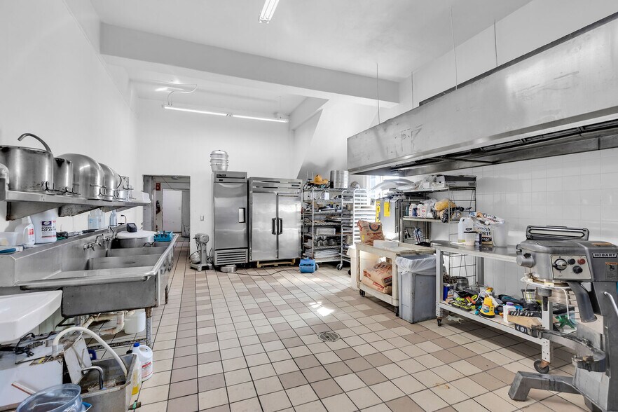 More Photos Of 700 Ocean Dr, Key Colony Beach Restaurant For Sale