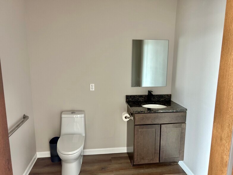 More Photos Of 4160 S Oakwood Ave, Geneseo Office For Sale