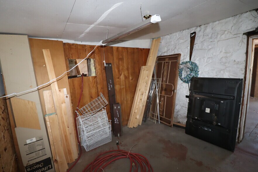 More Photos Of 22211 US Highway 63, Grand View Flex For Sale