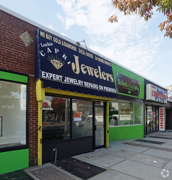 More Photos Of 967-983 Hempstead Tpke, Franklin Square Storefront For Sale