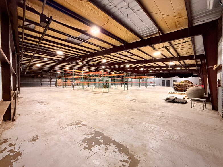 More Photos Of 304 Winston Creek Pky, Lakeland Warehouse For Lease