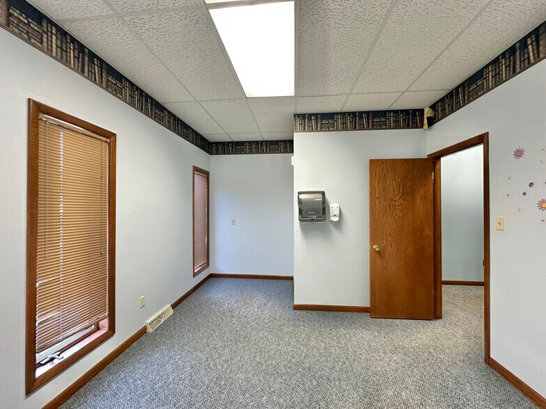 More Photos Of 3445-3449 Ridge Rd, Highland Office For Lease