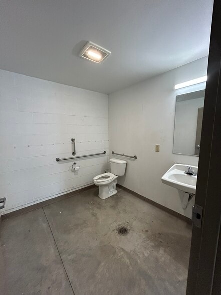 More Photos Of 126 E Niagara St, Tonawanda Warehouse For Sale