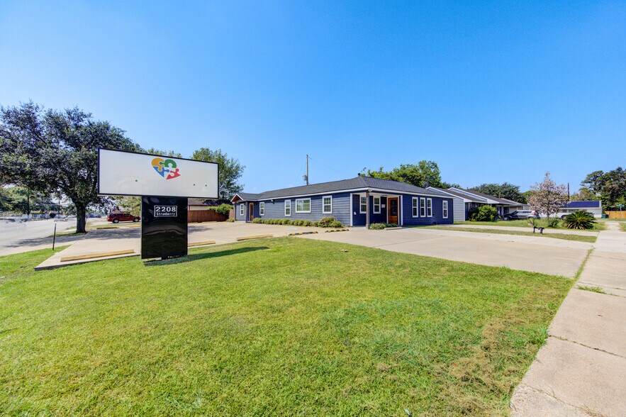 More Photos Of 2208 Strawberry Rd, Pasadena Office Residential For Sale