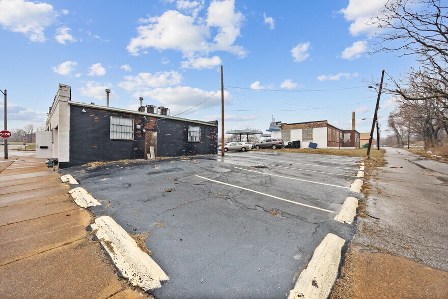 More Photos Of 2600 N Florissant Ave, Saint Louis Flex For Sale