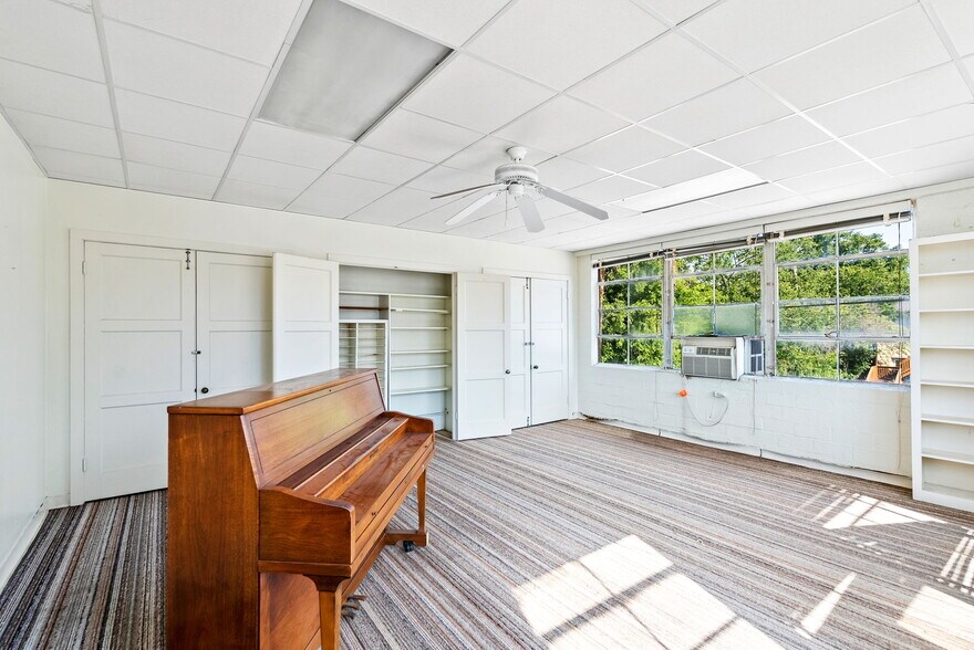 More Photos Of 1701 W Woodlawn Ave, San Antonio Religious Facility For Sale