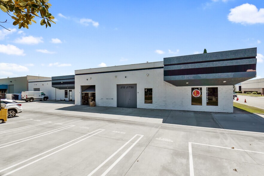 More Photos Of 5482 Business Dr, Huntington Beach Manufacturing For Lease