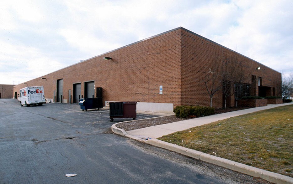 More Photos Of 11-55 E Hintz Rd, Wheeling Showroom For Lease