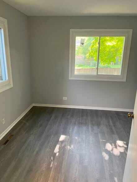 More Photos Of 126 W Maple Ave, Mundelein Apartments For Sale