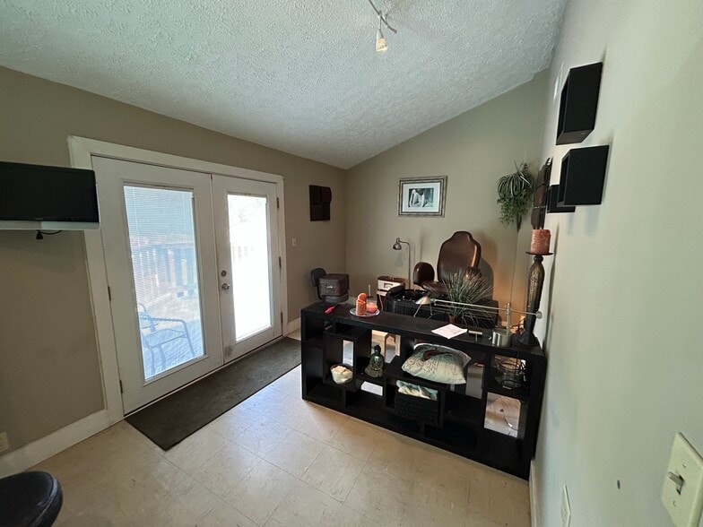 More Photos Of 6112 Benneville St, Cincinnati Freestanding For Sale