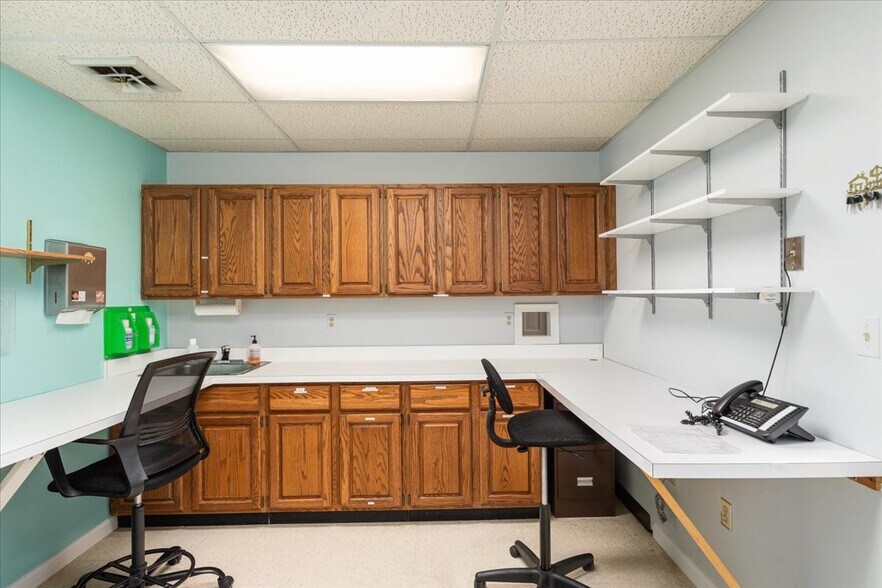 More Photos Of 10623 Crestwood Dr, Manassas Office For Sale