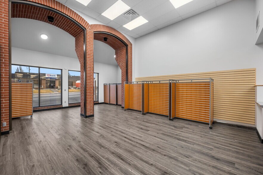 More Photos Of 639 Morgan St, Davenport Bank For Lease
