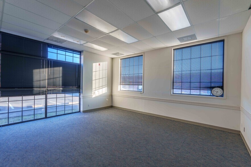 More Photos Of 415 Franklin D Roosevelt Dr, Muscle Shoals Office For Lease