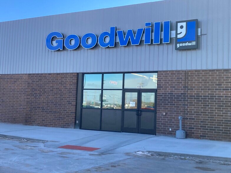 More Photos Of 1300-1322 W 3rd St, Alliance General Retail For Sale