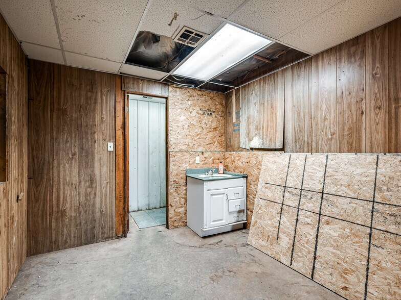 More Photos Of 22514 2930 rd, Kingfisher Industrial For Sale